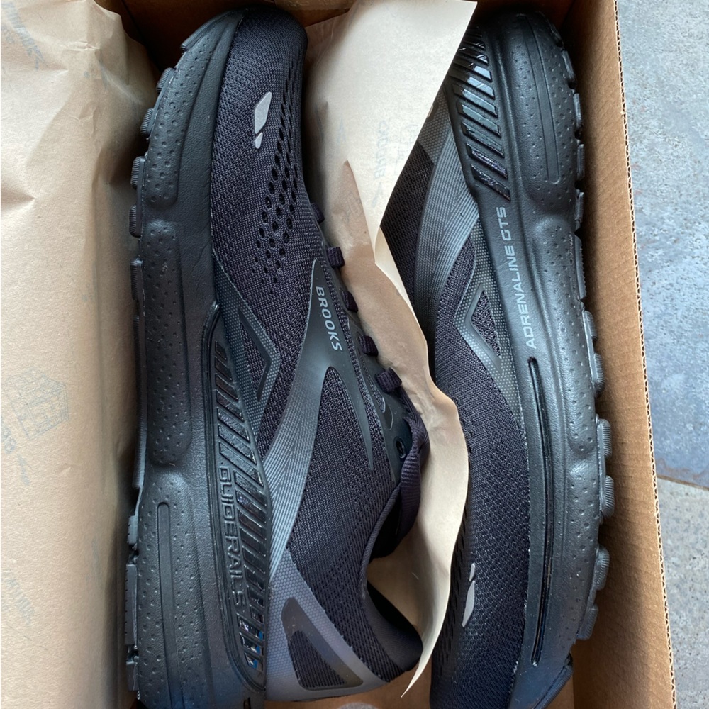 NIB Women’s Brooks Adrenaline GTS 23